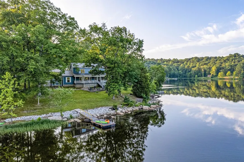 Lakefront | Dock, 4 Kayaks, Firepit, Sleeps 8 - Image 1