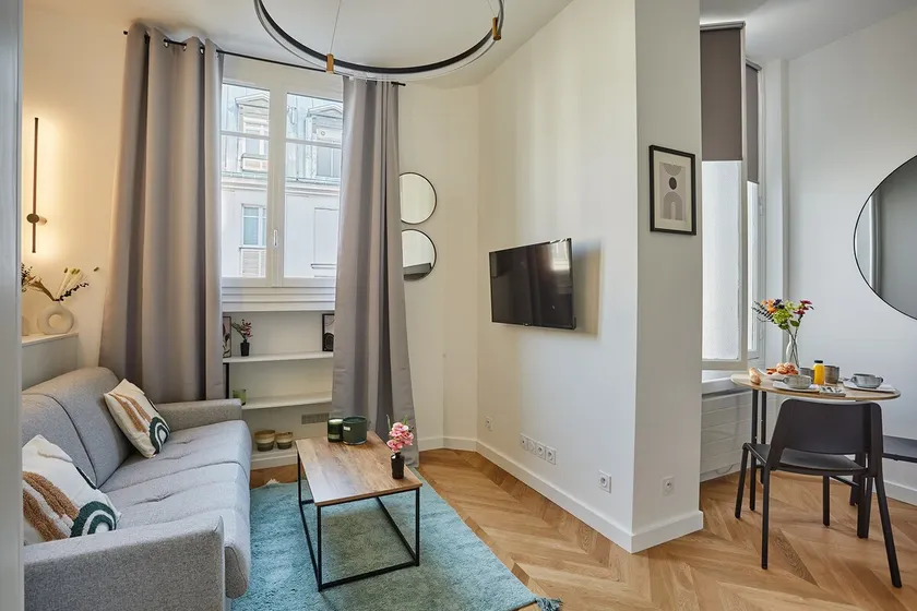 Studio Arc de Triomphe by Studio prestige - Image 1