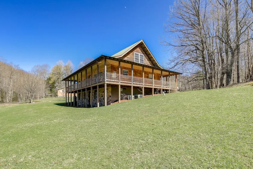 Tranquil Mountain Getaway in Troutdale: Game Room! - Image 1