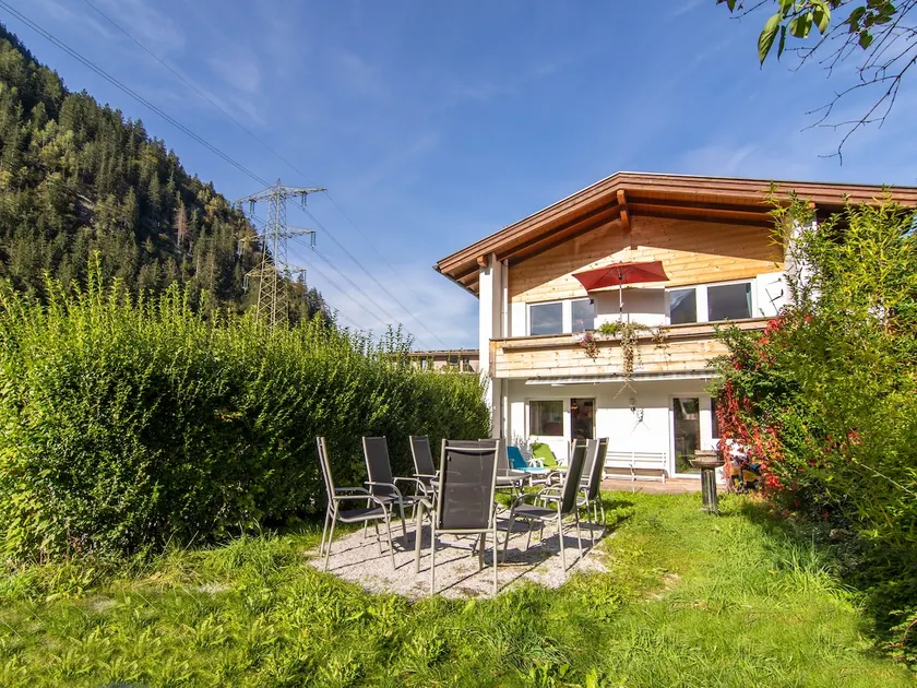 House with plenty of privacy - Image 1