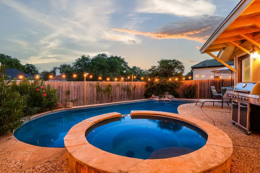 Luxurious Oasis w Serene Pool, Games & Fire pit - Image 1