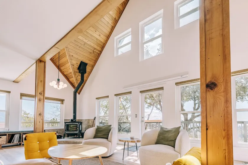 Escape to Tranquility: Views & Modern Amenities - Image 1