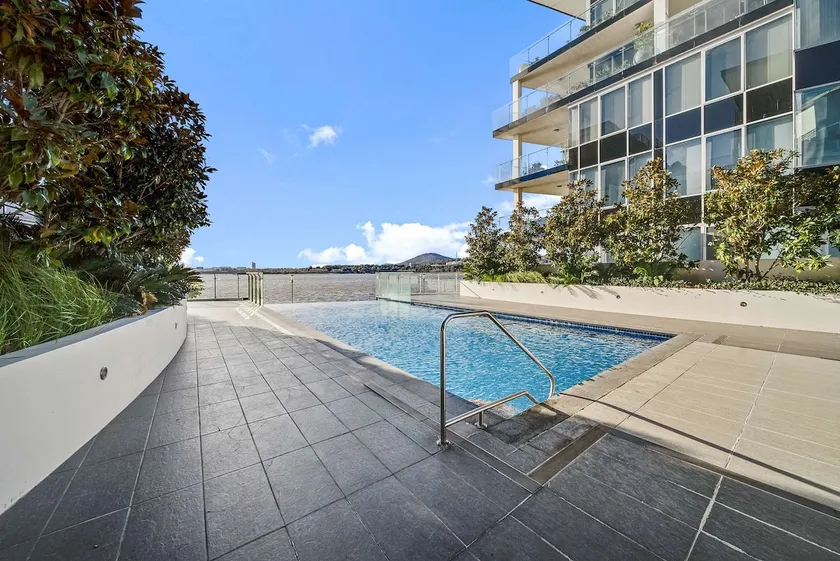 Canberra Lakefront 2-Bed with Gym & Parking - Image 1