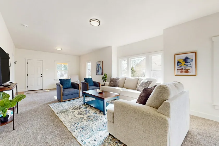 3BR perfectly located home with open layout & W/D - Image 1