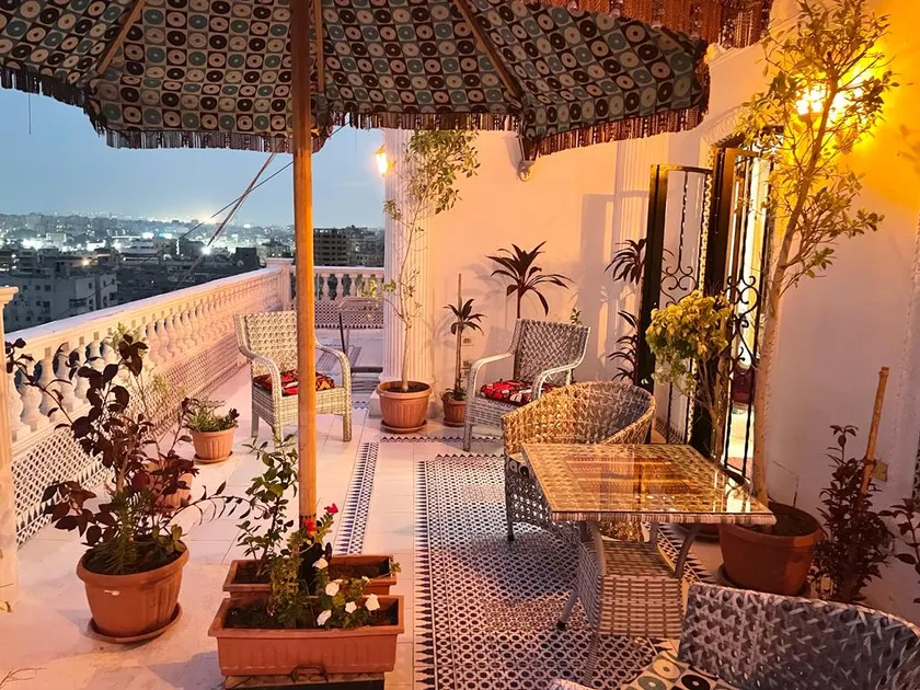 Apartamento de un dormitorio con vistas a la ciudad local al aeropuerto - Image 1