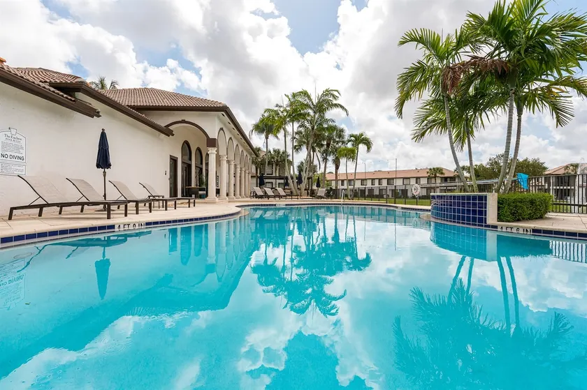 Renovated Townhome w/ Pool&Gym in Gated Community - Image 1