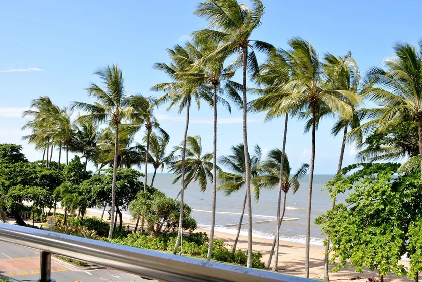Beachfront 3-Bed with Pool & Stunning Ocean Views - Image 1
