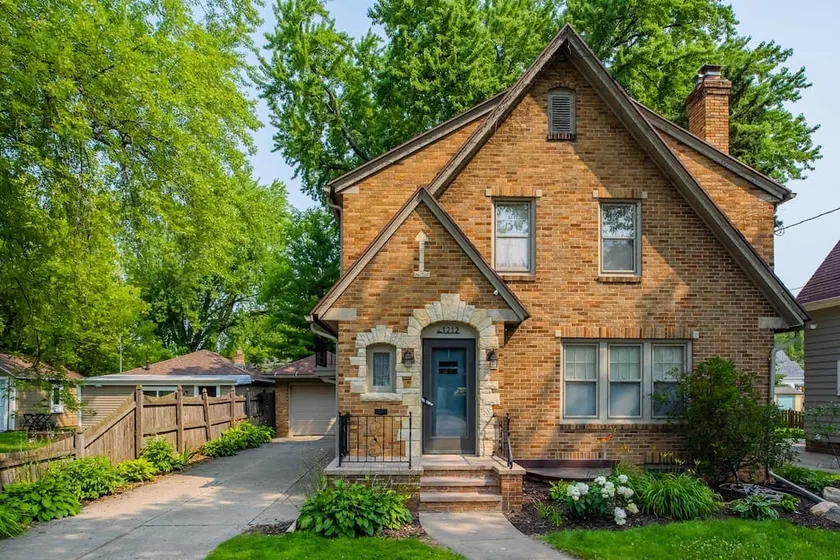 -Brick House Charm - 4 bedroom, 2.5 bath - Image 1