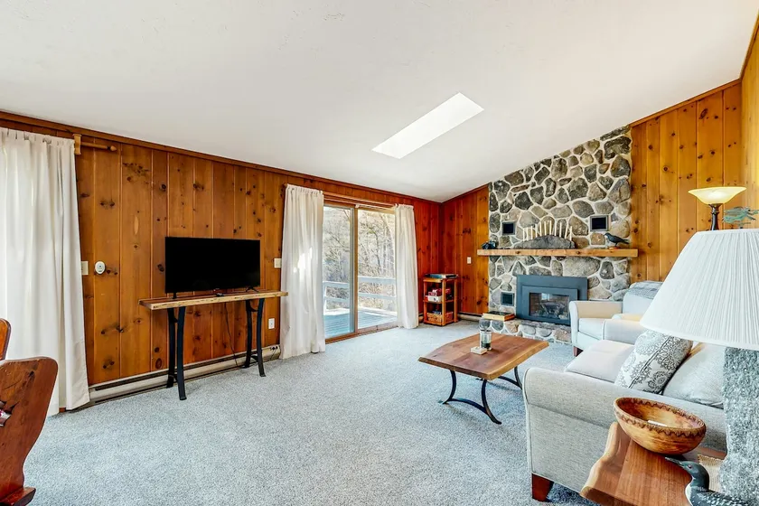 2BR scenic cabin with deck, fireplace, workstation - Image 1