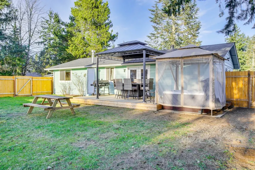 Charming Arlington Home w/ Hot Tub & Fenced Yard! - Image 1