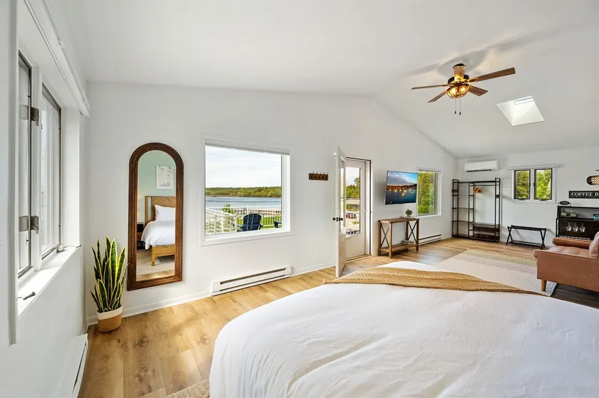 The Deckhouse | Water Views, Walk Downtown, Sauna - Image 1