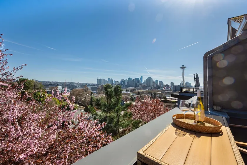 Queen Anne Secret Garden Space Needle & City Skylight View - Image 1