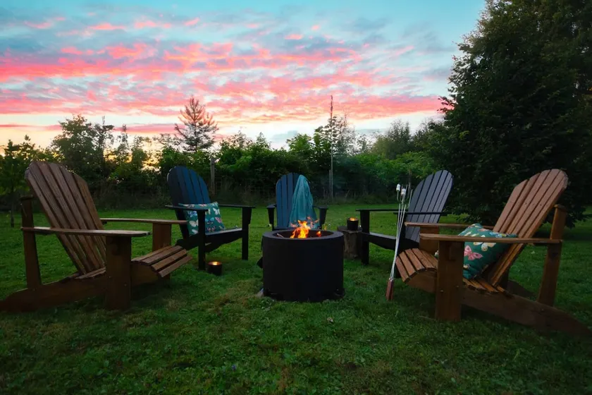 Fire pit-games-fenced yard-kids & dogs welcome! - Image 1