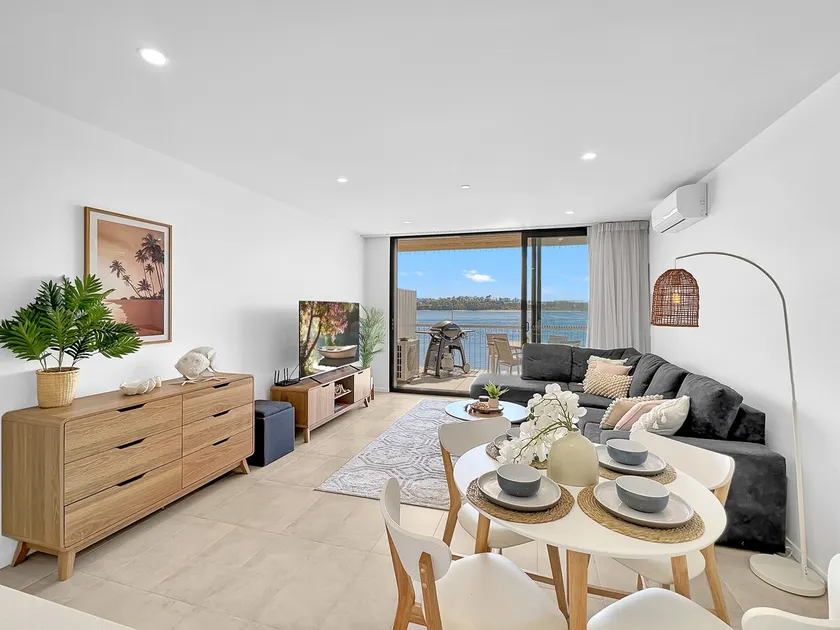 Modern 1-Bedroom Apt with Sweeping Water Views - Image 1