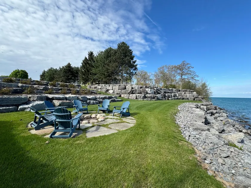 LVR's Luxury Lakefront Farmhouse - Image 1