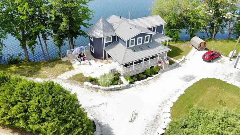 Waterfront Cottage w Sauna on Sharbot Lake - Image 1