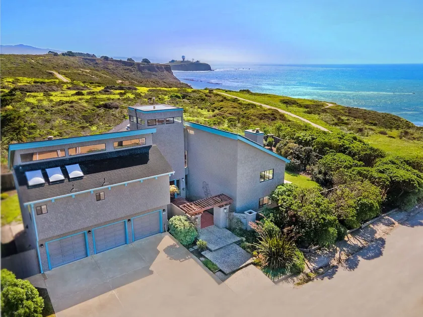 Unmatched Ocean Beach and Mountain Views Family-Friendly Retreat - Image 1