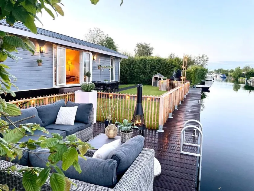 NEW - Waterhouse Linada on a lake near Amsterdam - Image 1