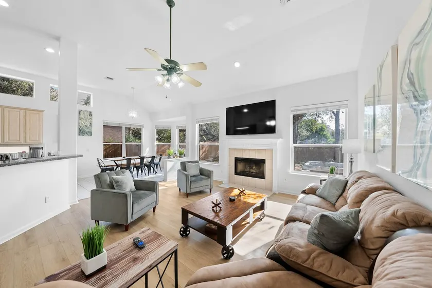 Huge Oasis! 5/4 HOUSE w/ Hot Tub Beautiful! - Image 1
