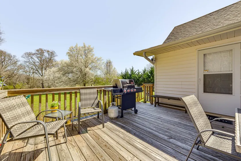 'the Farmhouse' in Fort Lawn w/ Fire Pit & Deck! - Image 1