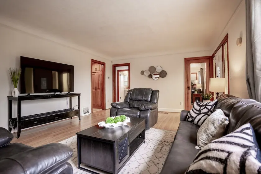 Burien's 3-BR Middle Unit Retreat with Deck BBQ - Image 1