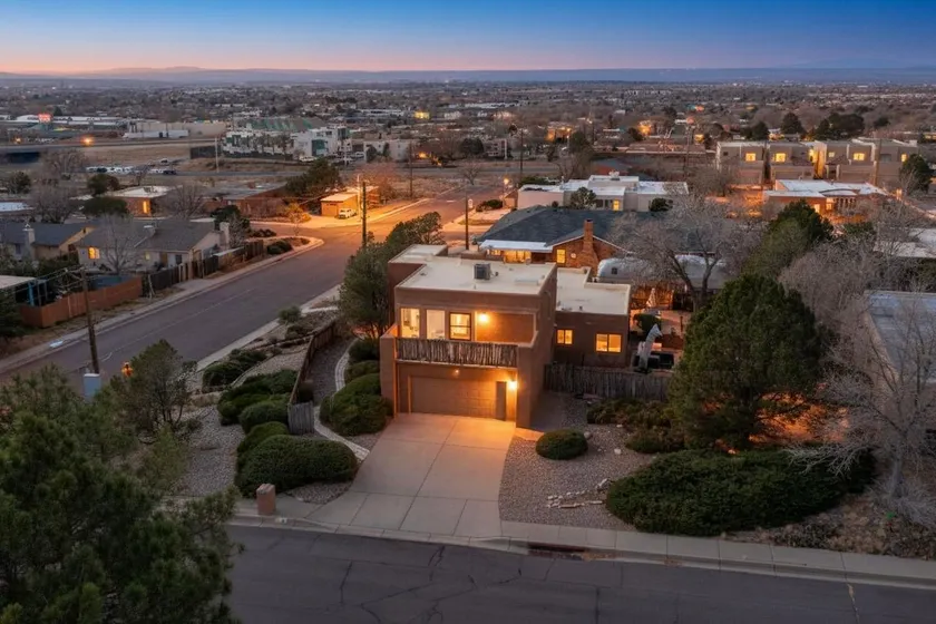 Spacious 2300 Sq Ft|Rooftop Deck| Near I-40 - Image 1