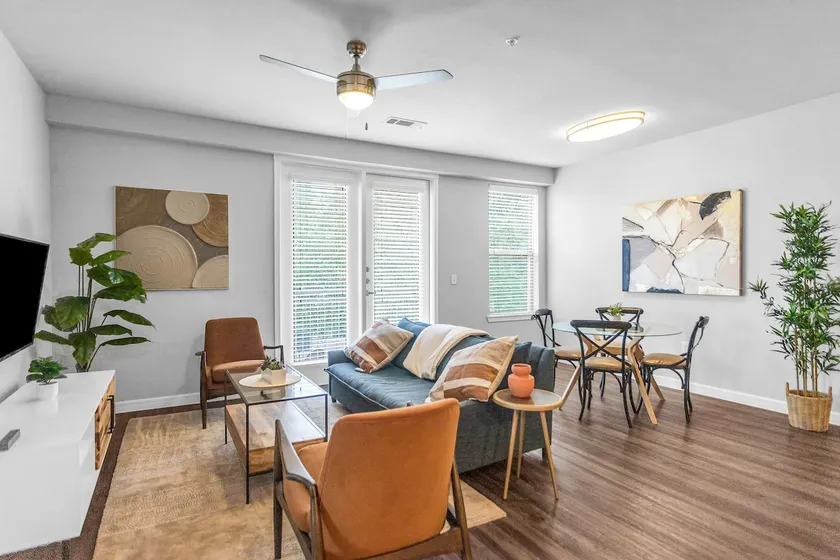 Corner Suite|Park Free|Close to Riverwalk|Pool/Gym - Image 1