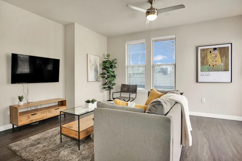 Southtown Standard•Free Parking•Pool/Gym•Riverwalk - Image 1