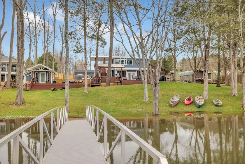 Lakefront, Heated Pool, Sauna, Sleeps 8! - Image 1