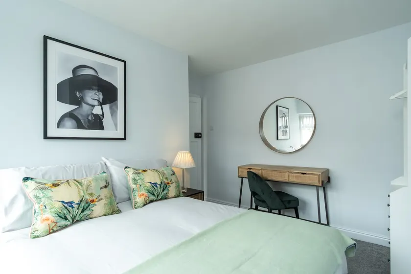 Heath House - Stunning 3-bed with Garden & Parking - Image 1