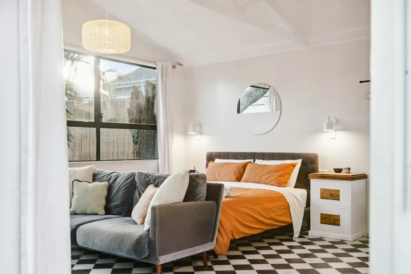 Spacious studio near CBD with off-street parking - Image 1