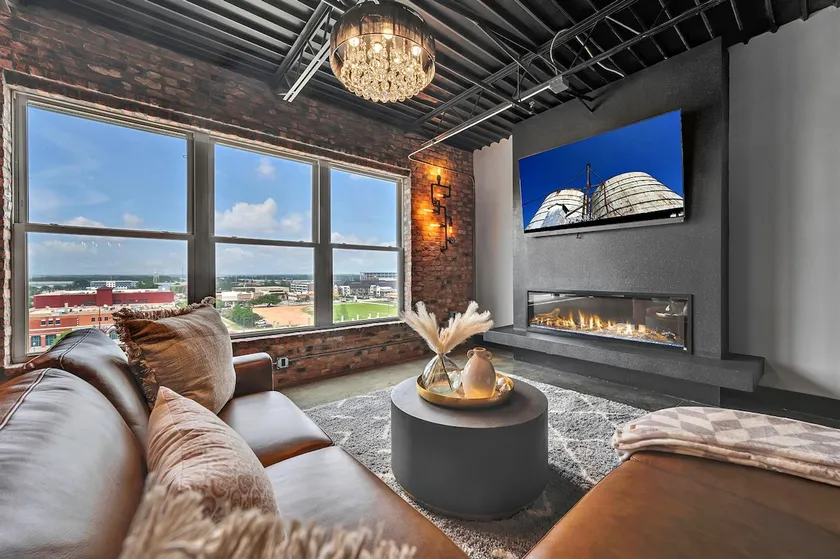 Fireplace, Parking, Baylor, Magnolia, Pets OK - Image 1