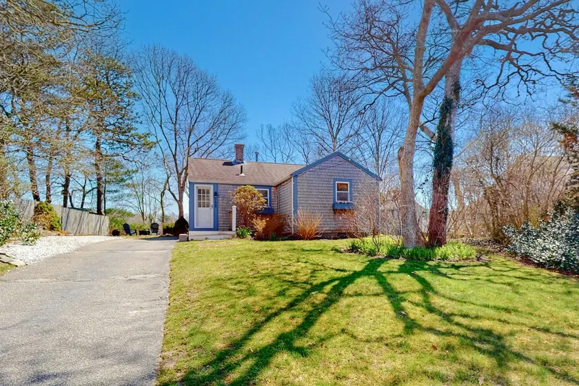 Lakefront Gem: Views, Paddleboards & Firepit - Image 1