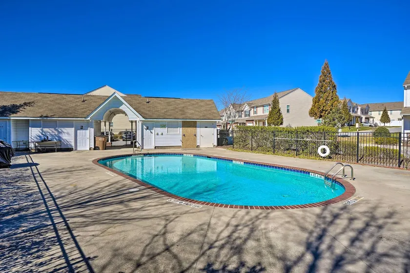 Cozy Greensboro Townhome w/ Community Pool & Grill - Image 1