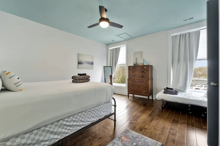 *Sleeps 4* Downtown USA ~ Walkable Dickson Apt - Image 1