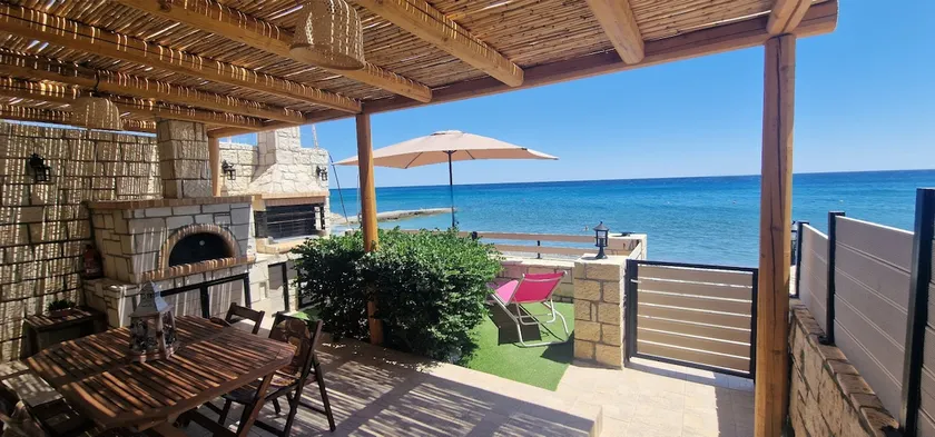 Seafront Villa Cside w BBQ and private yard - Image 1