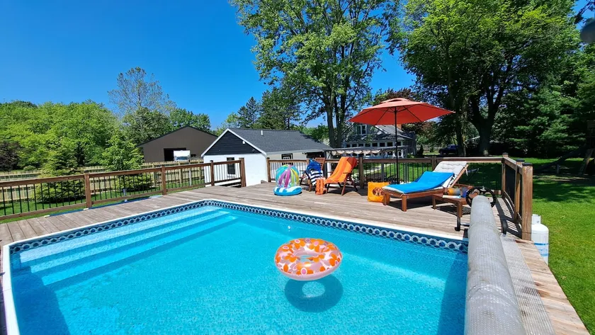 Heated pool hot tub play set screened porch sauna - Image 1