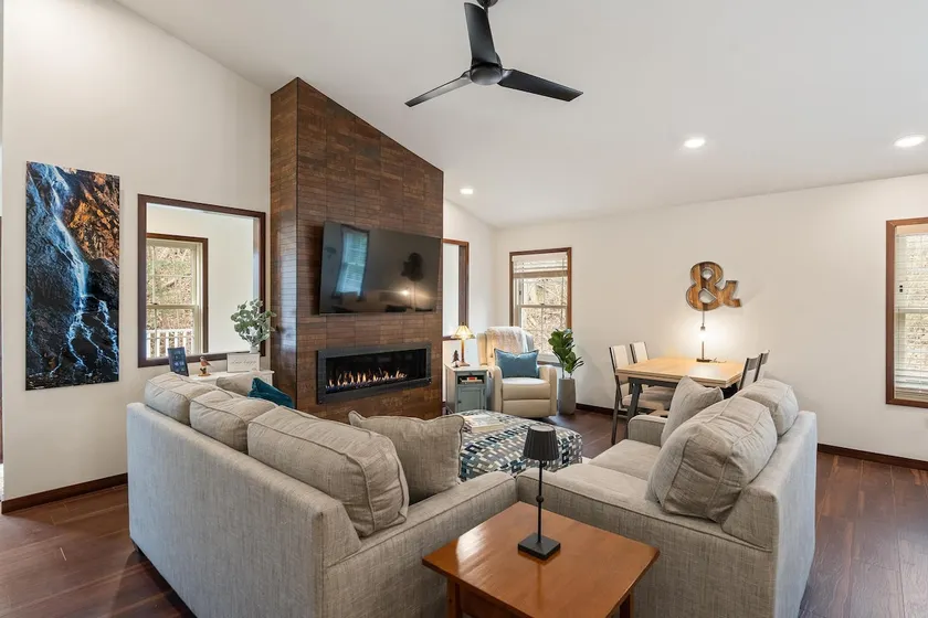 Cozy Condo Between Petoskey & Harbor Springs - Image 1