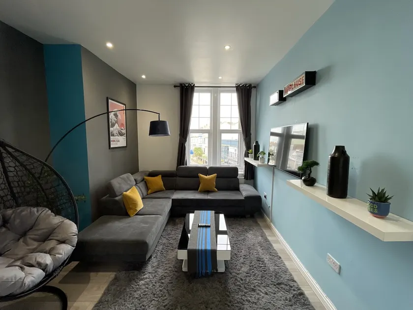Modern Sea View Apartment - Image 1