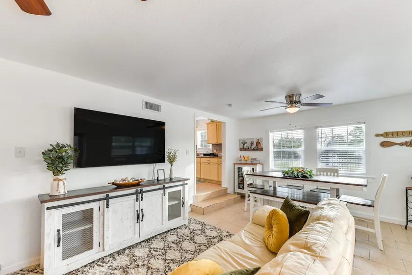 1 Mi to Dtwn Waco! Lovely Home w/ Fire Pit Table - Image 1