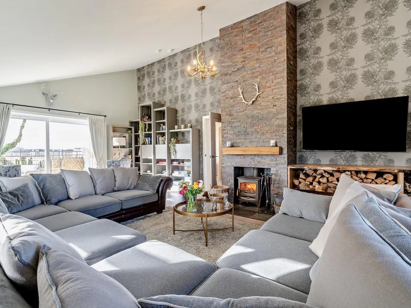 6 Bed in Broxburn oc-94359 - Image 1
