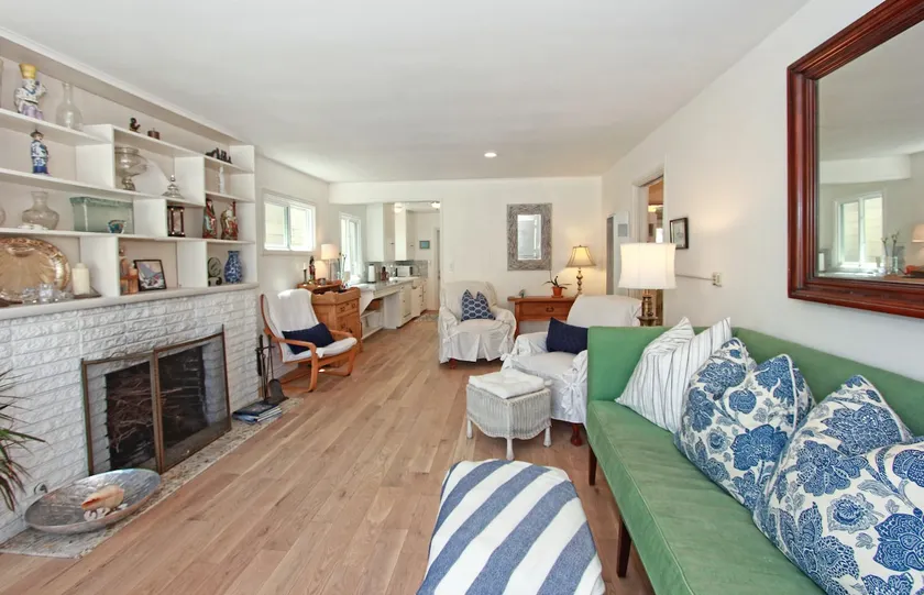 1009 W Bay - Image 1