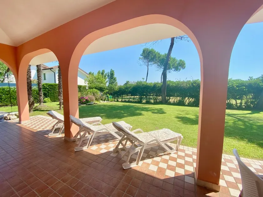 Refuge with garden overlooking the sea in Albarella - Image 1