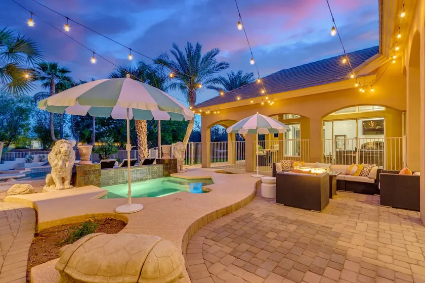 Large 4BR w heated pool, waterfall spa! - Image 1