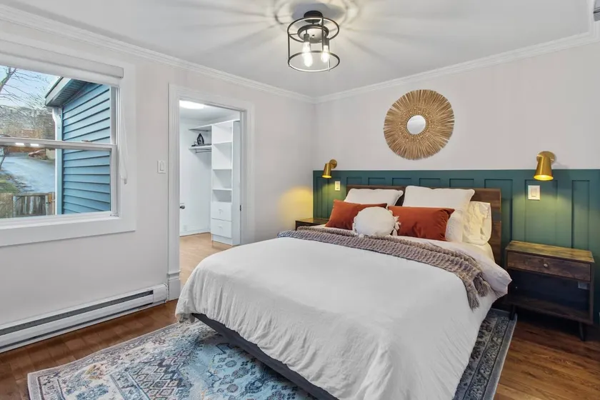 The Fancy House 3bed DT w Fenced Yard - Image 1