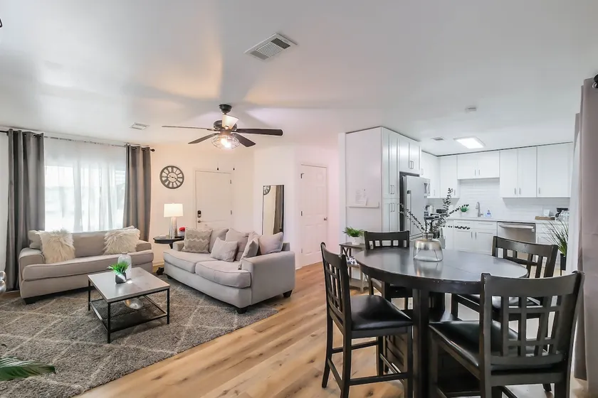 Spring Branch Home Sleeps 6 Yard King Suit - Image 1