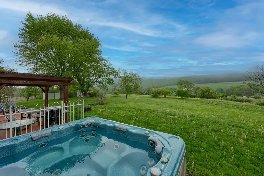 Hilltop Retreat w/ Hot Tub & Panoramic Views - Image 1
