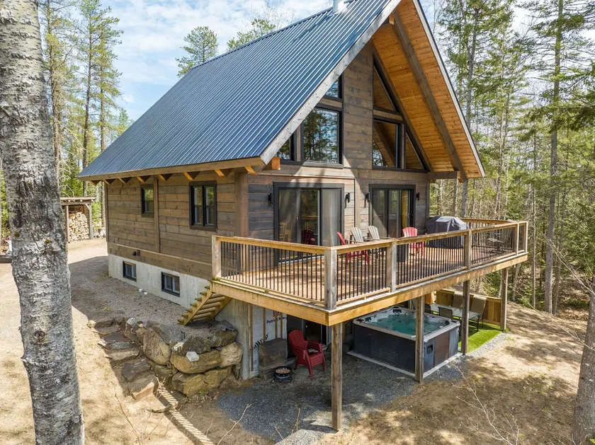 Wooden Chalet with Hot Tub | L'Inukshuk - Image 1