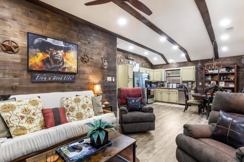 Stockyards 5 mins!-TCU!-Sleeps 8. Cowboy Bungalow - Image 1
