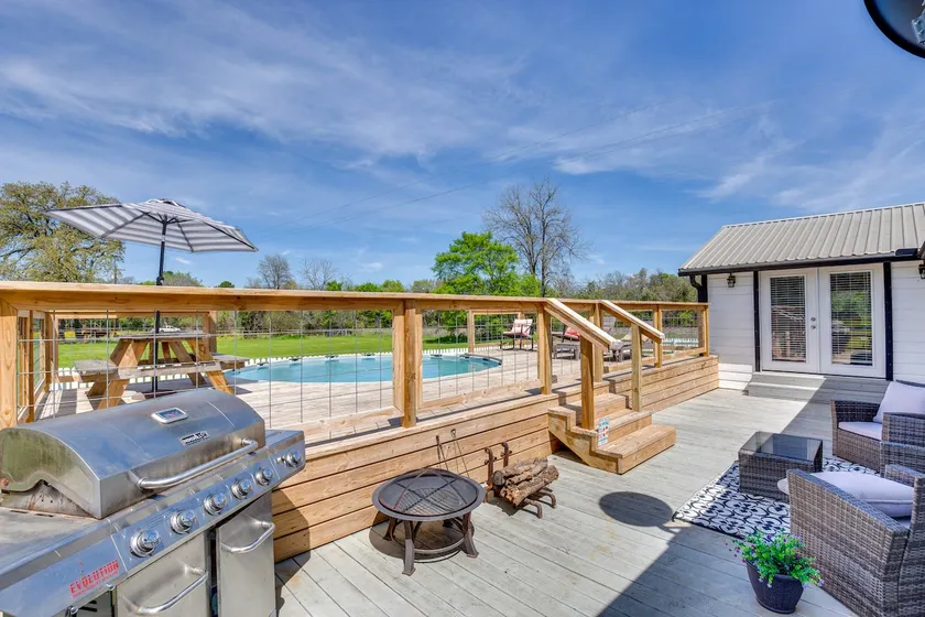 Pool, Grill & Fire Pit: Grapeland Farm Retreat - Image 1